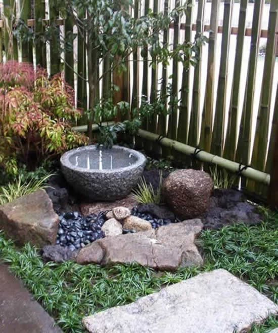Jardim pequeno decorado com pedras