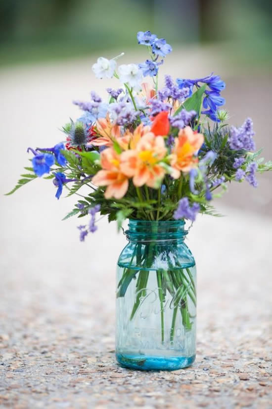 Arranjos de flores em potes de vidro