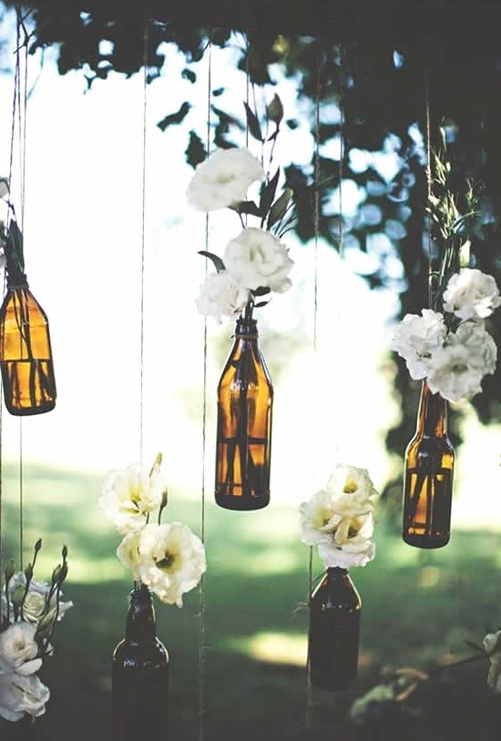 Arranjos florais com garrafas de vidro