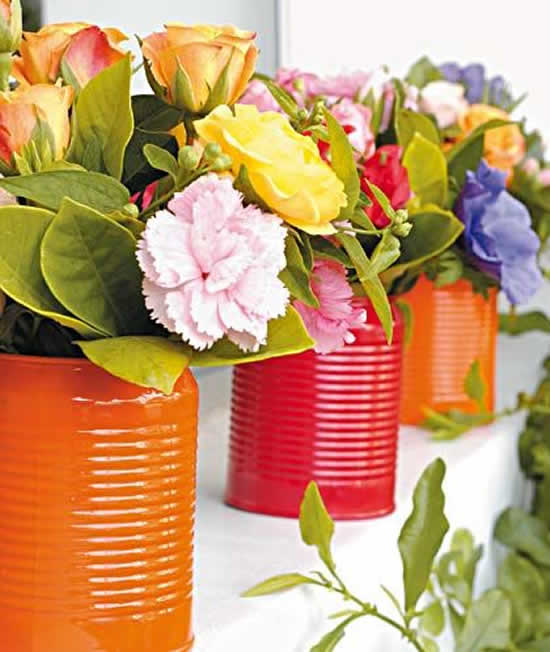 Faça arranjos de flores com latas