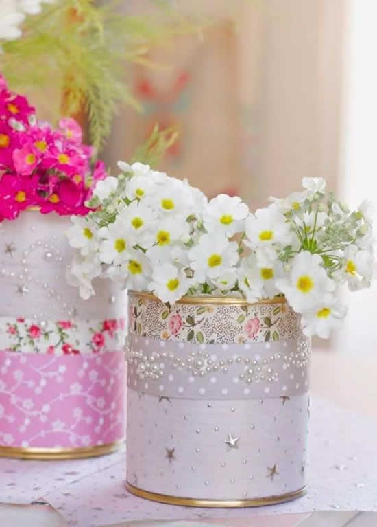Arranjos de flores com latas