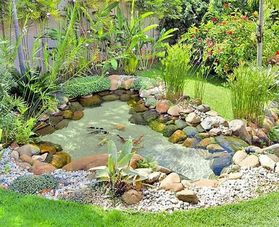Lindos lagos em jardins
