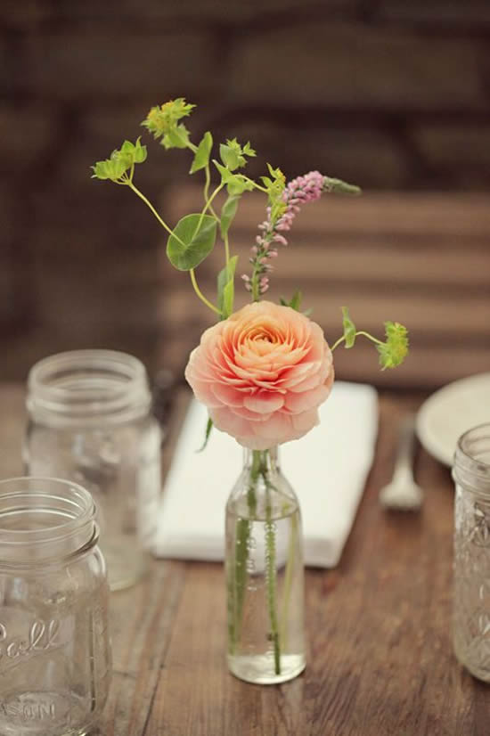 Lindas flores e garrafas para decorar mesa