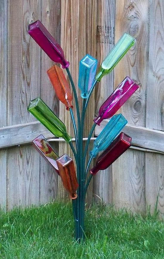 Linda decoração com garrafas no jardim