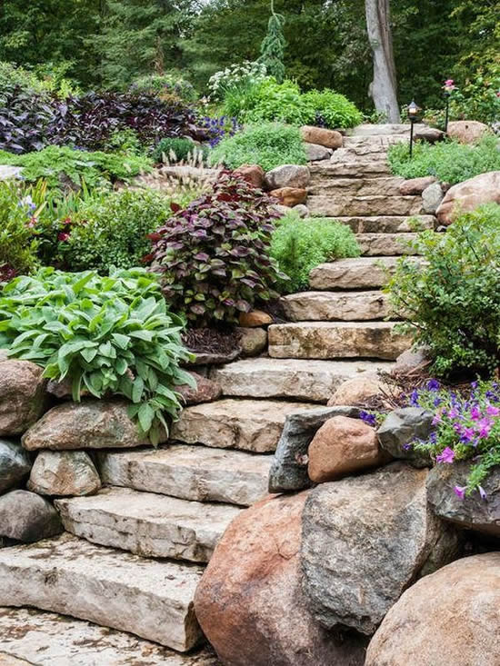 Escadas com pedras para decorar jardim