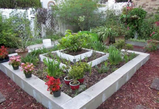 Projeto lindo de jardim com blocos de concreto