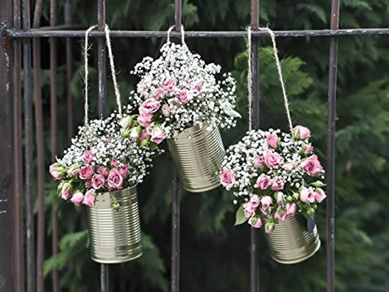 Vaso de lata com arranjos florais