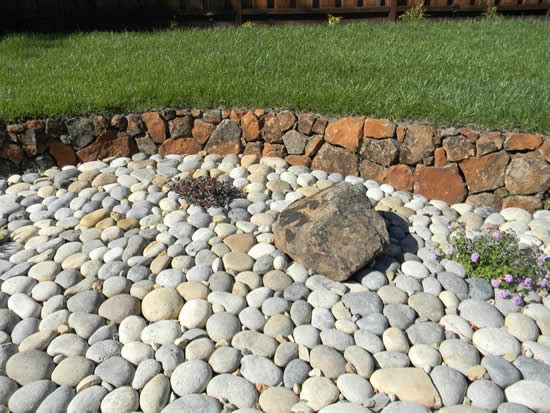 Decoração de canteiros de jardim com pedras