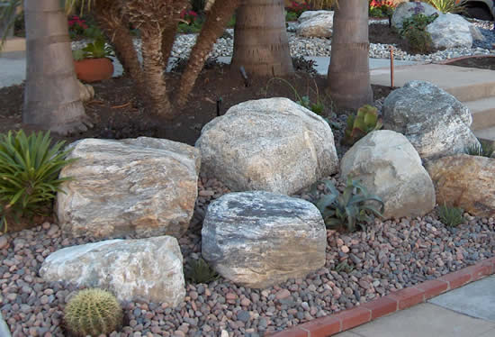 Decoração com pedras grandes para enfeitar o jardim