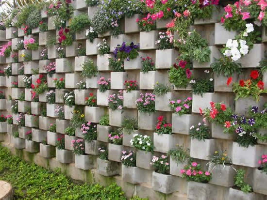 Decoração de jardim com blocos de cimento