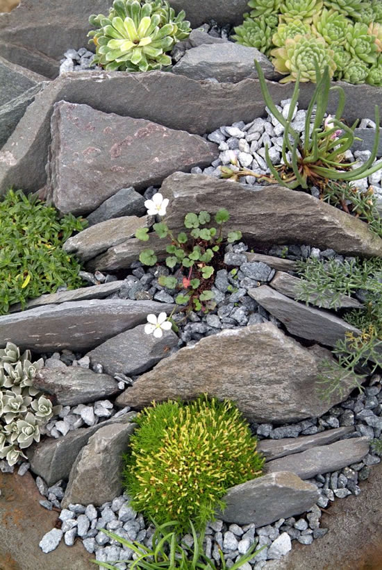 Decoração de jardim com pedras