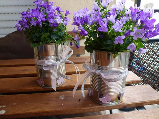 Vasos de lata decorando o jardim